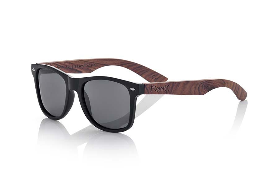 Gafas de Madera Natural de Palisandro SUN MATT MX. Las gafas de sol SUN MATT MX están fabricadas con el frontal en material sintético Negro mate y las varillas de madera de palisandro natural combinadas con cuatro colores de lentes que te permitirán adaptarlas a tu estilo. Medida frontal: 145x48mm Venta al Por Mayor y Detalle | Root Sunglasses® 