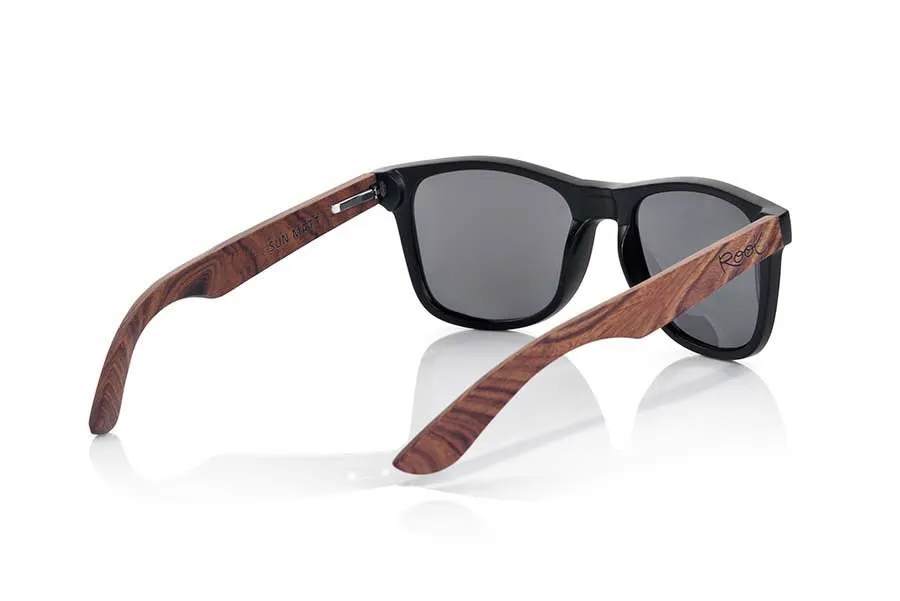 Gafas de Madera Natural de Palisandro SUN MATT MX. Las gafas de sol SUN MATT MX están fabricadas con el frontal en material sintético Negro mate y las varillas de madera de palisandro natural combinadas con cuatro colores de lentes que te permitirán adaptarlas a tu estilo. Medida frontal: 145x48mm Venta al Por Mayor y Detalle | Root Sunglasses® 