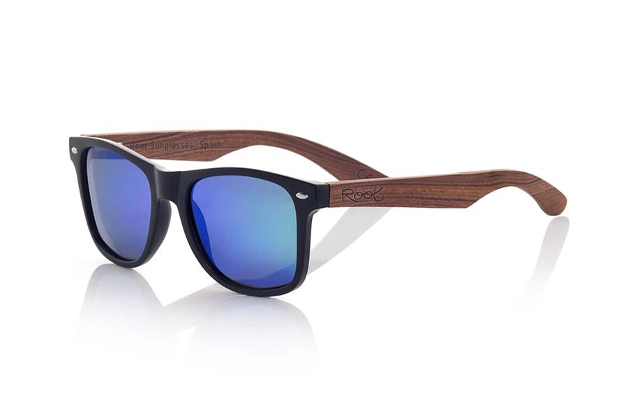 Gafas de Madera Natural de Palisandro modelo SUN MATT MX. Las gafas de sol SUN MATT MX están fabricadas con el frontal en material sintético Negro mate y las patillas de madera de palisandro natural combinadas con cuatro colores de lentes que te permitirán adaptarlas a tu estilo. Medida frontal: 145x48mm | Root Sunglasses®