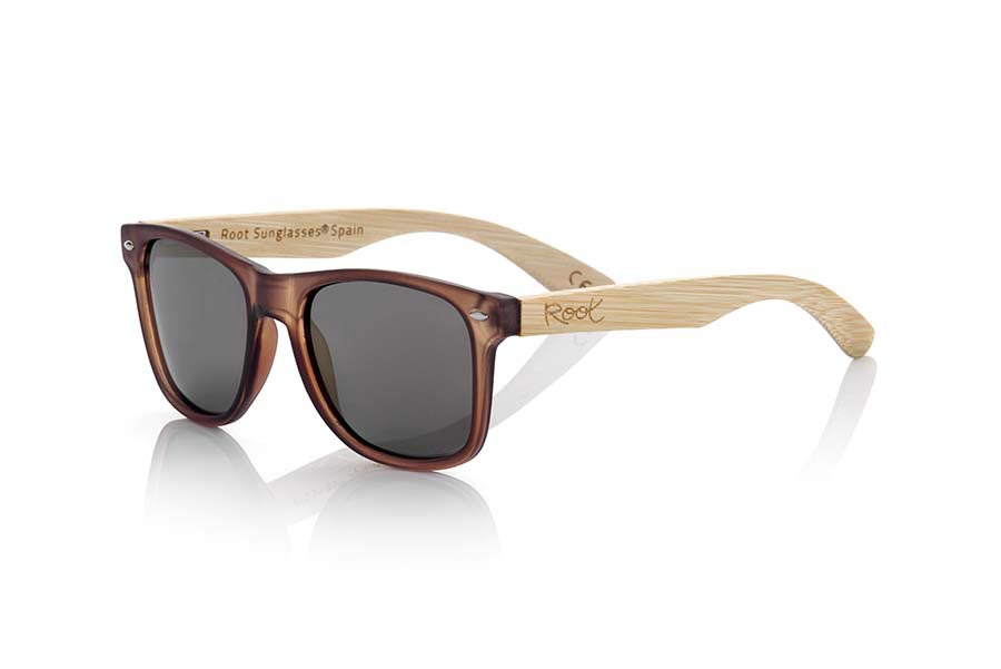 Gafas de Madera Natural de Bambú SUN BROWN MX. Las gafas de sol SUN BROWN MX están fabricadas con el frontal en material sintético marrón transparente mate y las varillas de madera de bambú natural combinadas con cuatro colores de lentes que te permitirán adaptarlas a tu estilo. Medida frontal: 145x48mm Venta al Por Mayor y Detalle | Root Sunglasses® 