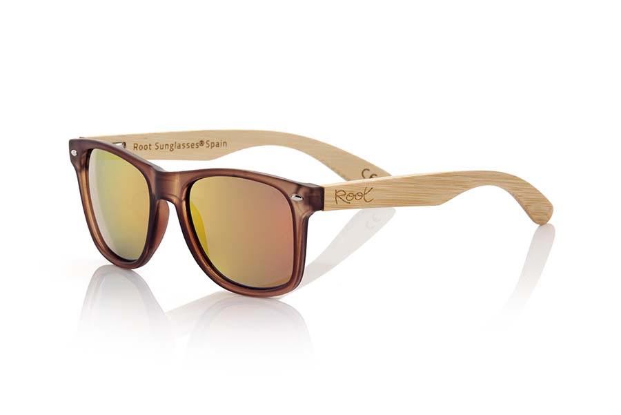 Wood eyewear of Bamboo modelo SUN BROWN MX. SUN BROWN MX sunglasses are manufactured with the front matte transparent Brown plastic and natural bamboo wood pins combined with four colors of lenses that allow you to adapt to your style. Front size: 145x48mm | Root Sunglasses® 