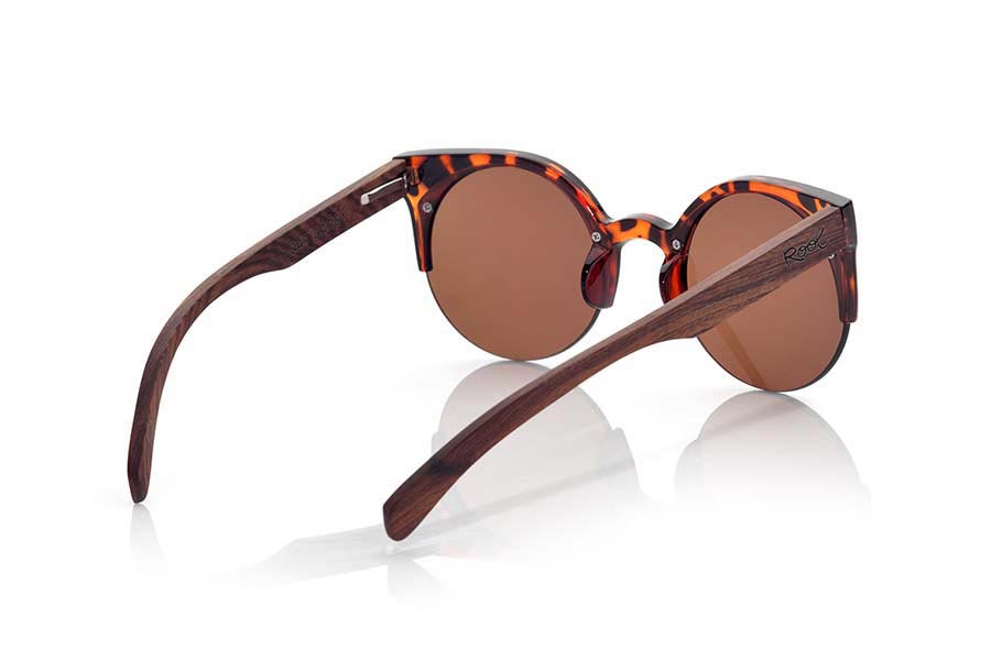 Wood eyewear of Rosewood CAT CAREY. CAT CAREY sunglasses are made with the color Brown tortoiseshell plastic front and sideburns in natural rosewood, it is a round open model with straight eyebrow more aimed at a female audience combined with four colors of lenses. Front size: 135X53mm for Wholesale & Retail | Root Sunglasses® 