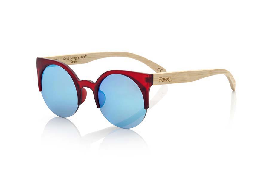 Gafas de Madera Natural de Bambú CAT RED. Las gafas de sol CAT RED están realizadas con el frontal de material sintético color carey ROJO TRANSPARENTE MATE y las varillas en madera de bambú natural, se trata de un modelo redondo abierto con la ceja recta orientada más a un público femenino combinadas con cuatro colores de lentes. Medida frontal: 135X53mm Venta al Por Mayor y Detalle | Root Sunglasses® 