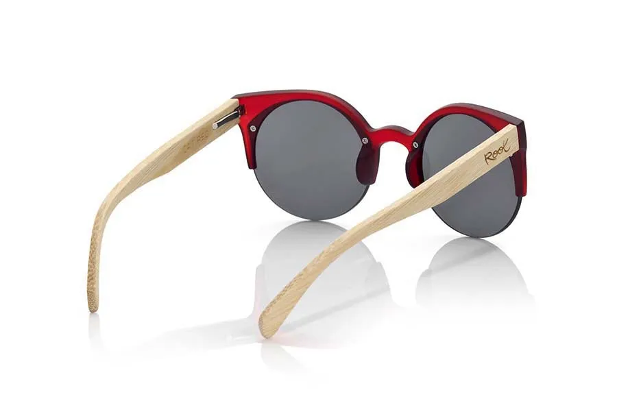Gafas de Madera Natural de Bambú CAT RED. Las gafas de sol CAT RED están realizadas con el frontal de material sintético color carey ROJO TRANSPARENTE MATE y las varillas en madera de bambú natural, se trata de un modelo redondo abierto con la ceja recta orientada más a un público femenino combinadas con cuatro colores de lentes. Medida frontal: 135X53mm Venta al Por Mayor y Detalle | Root Sunglasses® 