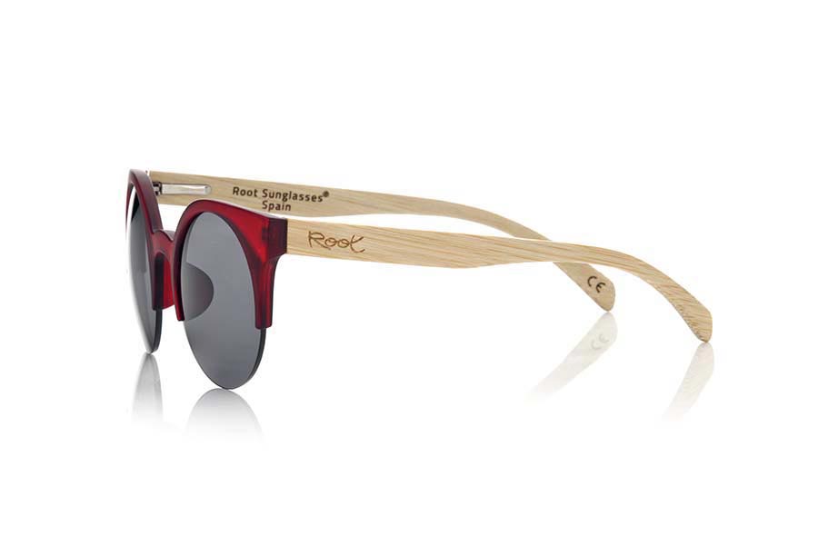 Gafas de Madera Natural de Bambú CAT RED. Las gafas de sol CAT RED están realizadas con el frontal de material sintético color carey ROJO TRANSPARENTE MATE y las varillas en madera de bambú natural, se trata de un modelo redondo abierto con la ceja recta orientada más a un público femenino combinadas con cuatro colores de lentes. Medida frontal: 135X53mm Venta al Por Mayor y Detalle | Root Sunglasses® 