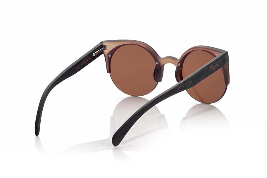 Gafas de Madera Natural de Bambú CAT BROWN. Las gafas de sol CAT BROWN están realizadas con el frontal de material sintético color marrón transparente mate y las varillas en madera de bambú tintado, se trata de un modelo redondo abiero con la ceja recta orientada más a un público femenino combinadas con cuatro colores de lentes. Medida frontal: 135X53mm Venta al Por Mayor y Detalle | Root Sunglasses® 