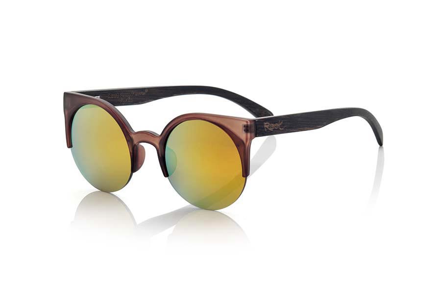 Gafas de Madera Natural de Bambú CAT BROWN. Las gafas de sol CAT BROWN están realizadas con el frontal de material sintético color marrón transparente mate y las varillas en madera de bambú tintado, se trata de un modelo redondo abiero con la ceja recta orientada más a un público femenino combinadas con cuatro colores de lentes. Medida frontal: 135X53mm Venta al Por Mayor y Detalle | Root Sunglasses® 