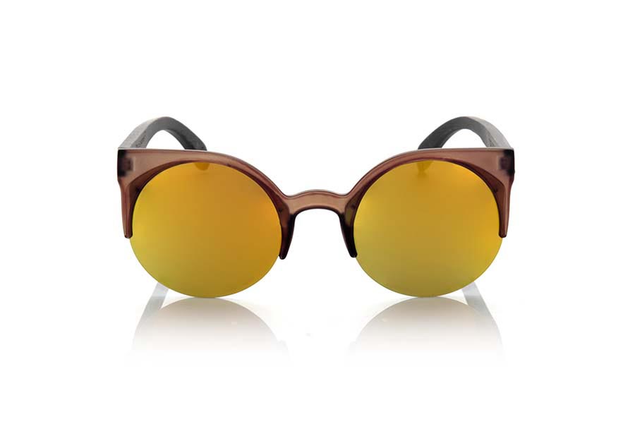 Gafas de Madera Natural de Bambú CAT BROWN. Las gafas de sol CAT BROWN están realizadas con el frontal de material sintético color marrón transparente mate y las varillas en madera de bambú tintado, se trata de un modelo redondo abiero con la ceja recta orientada más a un público femenino combinadas con cuatro colores de lentes. Medida frontal: 135X53mm Venta al Por Mayor y Detalle | Root Sunglasses® 