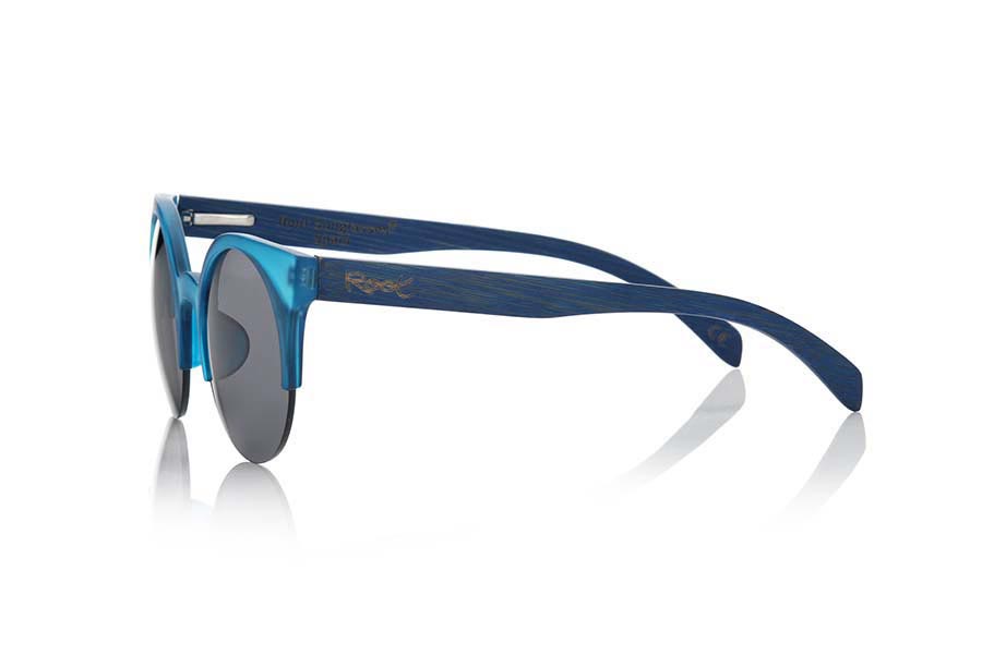 Gafas de Madera Natural de Bambú CAT BLUE. Las gafas de sol CAT BLUE están realizadas con el frontal de material sintético color azul transparente mate y las varillas en madera de bambú tintado, se trata de un modelo redondo abiero con la ceja recta orientada más a un público femenino combinadas con cuatro colores de lentes. Medida frontal: 135X53mm Venta al Por Mayor y Detalle | Root Sunglasses® 