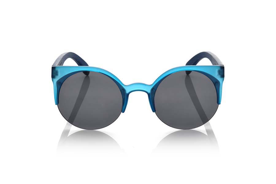 Gafas de Madera Natural de Bambú CAT BLUE. Las gafas de sol CAT BLUE están realizadas con el frontal de material sintético color azul transparente mate y las varillas en madera de bambú tintado, se trata de un modelo redondo abiero con la ceja recta orientada más a un público femenino combinadas con cuatro colores de lentes. Medida frontal: 135X53mm Venta al Por Mayor y Detalle | Root Sunglasses® 
