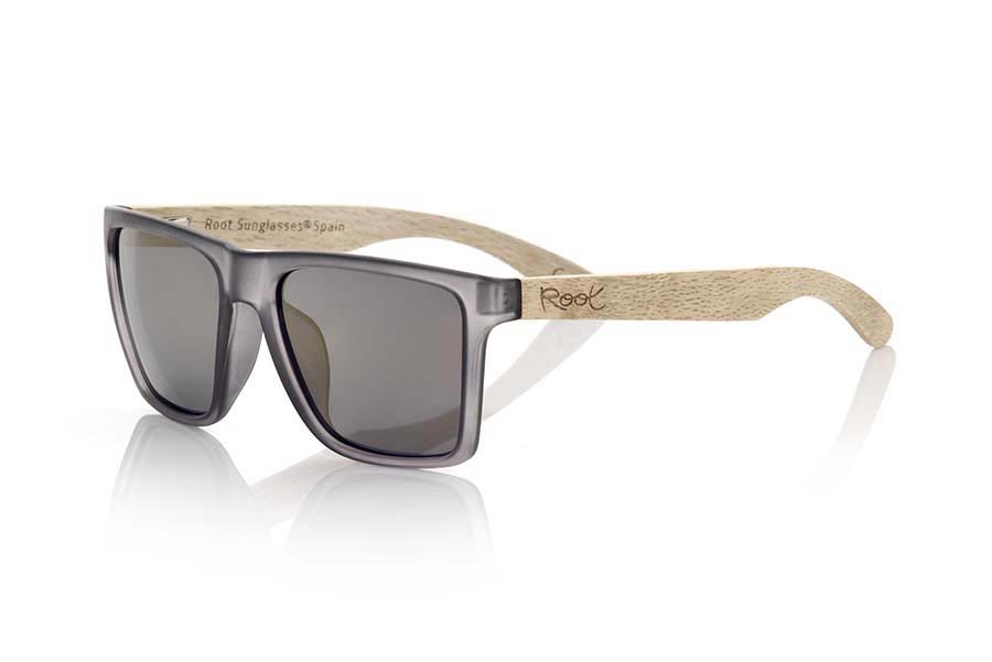 Gafas de Madera Natural de Dumu RUN GREY. Las gafas de sol RUN GREY están realizadas con el frontal de material sintético mate transparente y las varillas en madera de DUWOOD, se trata de un modelo cuadrado anguloso muy masculino con un aire a las famosas okley combinadas con cuatro colores de lentes que se adaptarán a la perfección a tu gusto y a tu estilo moderno. Medida frontal: 144X51mm Venta al Por Mayor y Detalle | Root Sunglasses® 