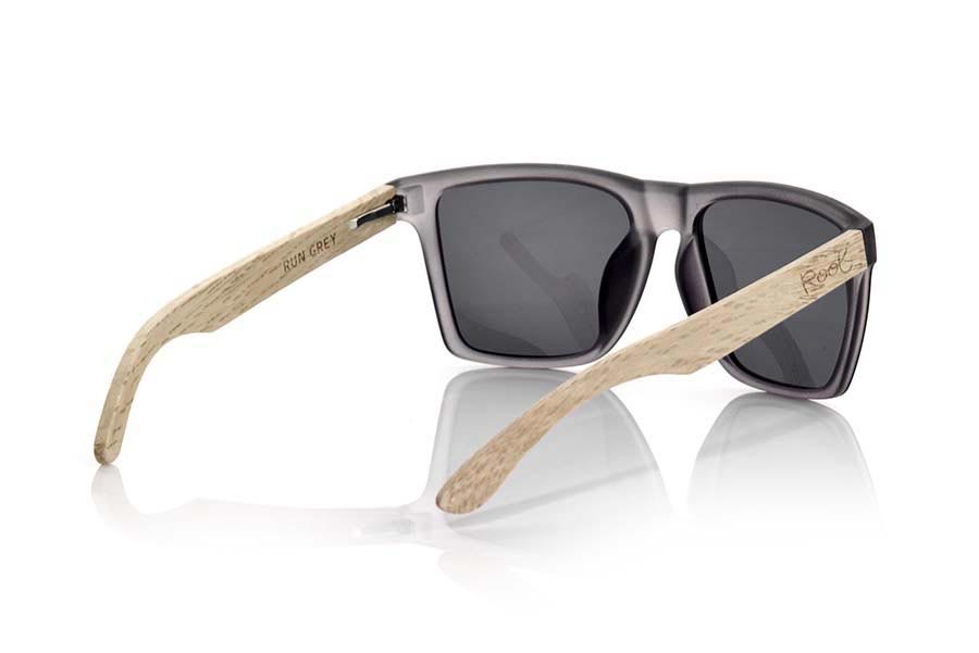 Wood eyewear of Duwood RUN GREY. RUN TR sunglasses are made with the front of transparent matte synthetic material and sideburns in DUWOOD wood, it is a very male angled square model with a look at the famous okley combined with four colors of lenses that will adapt perfectly to your taste and to your modern style. Front size: 144X51mm for Wholesale & Retail | Root Sunglasses® 