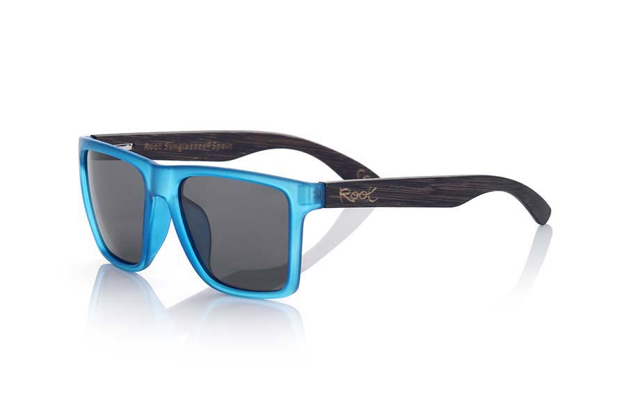 Gafas de Madera Natural de  RUN BLUE. Las gafas de sol RUN BLUE están realizadas con el frontal de material sintético mate transparente y las varillas en madera de BAMBÚ, se trata de un modelo cuadrado anguloso muy masculino con un aire a las famosas okley combinadas con cuatro colores de lentes que se adaptarán a la perfección a tu gusto y a tu estilo moderno. Medida frontal: 144X51mm Venta al Por Mayor y Detalle | Root Sunglasses® 