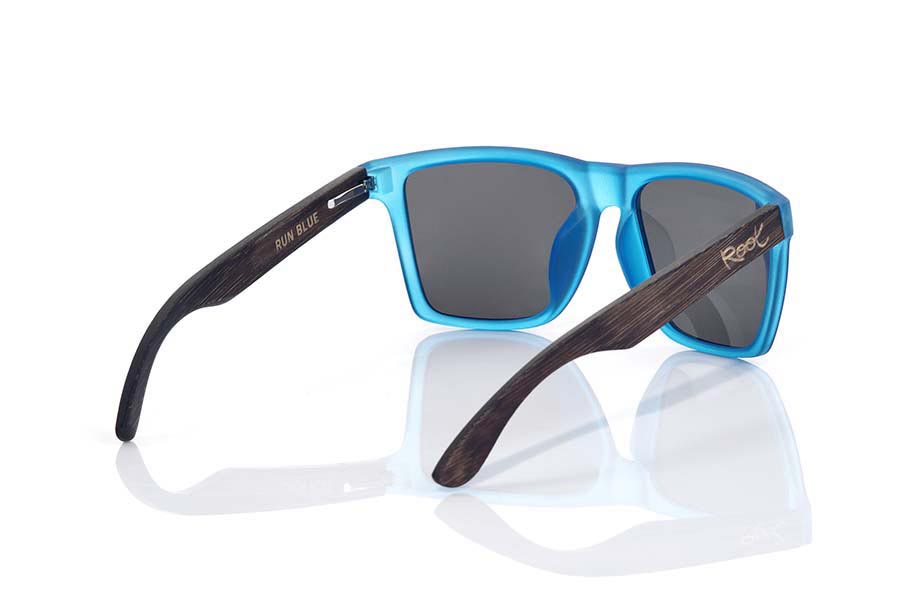 Wood eyewear of  RUN BLUE. RUN BLUE sunglasses are made with the front of transparent matte synthetic material and sideburns in bamboo wood, it is a very male angled square model with a look at the famous okley combined with four colors of lenses that will adapt perfectly to your taste and to your modern style. Front size: 144X51mm for Wholesale & Retail | Root Sunglasses® 