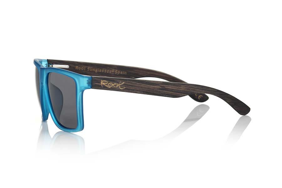Wood eyewear of  RUN BLUE. RUN BLUE sunglasses are made with the front of transparent matte synthetic material and sideburns in bamboo wood, it is a very male angled square model with a look at the famous okley combined with four colors of lenses that will adapt perfectly to your taste and to your modern style. Front size: 144X51mm for Wholesale & Retail | Root Sunglasses® 
