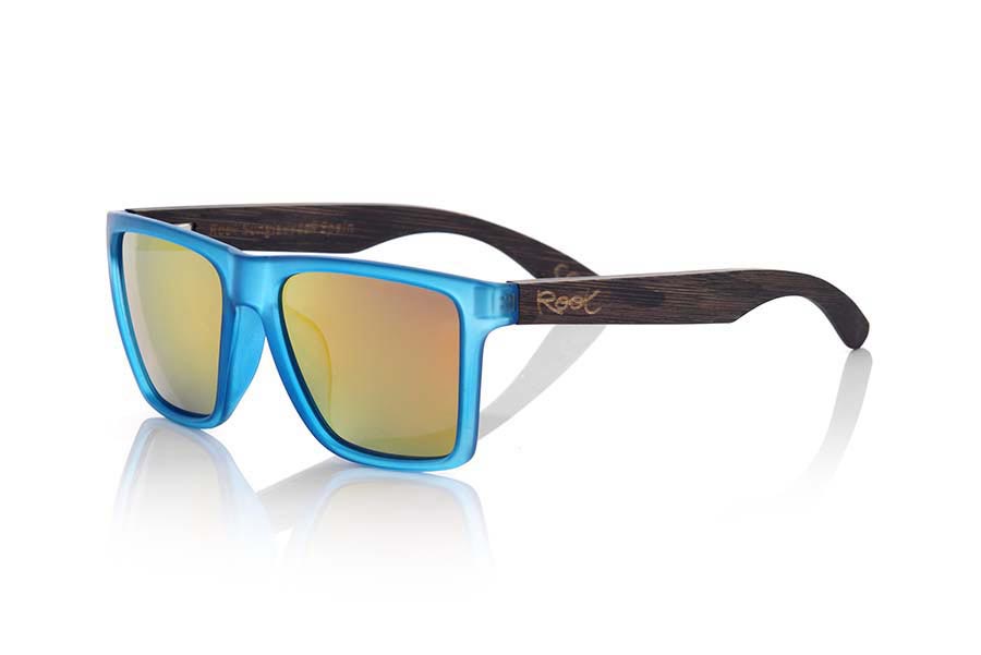 Wood eyewear of  RUN BLUE. RUN BLUE sunglasses are made with the front of transparent matte synthetic material and sideburns in bamboo wood, it is a very male angled square model with a look at the famous okley combined with four colors of lenses that will adapt perfectly to your taste and to your modern style. Front size: 144X51mm for Wholesale & Retail | Root Sunglasses® 