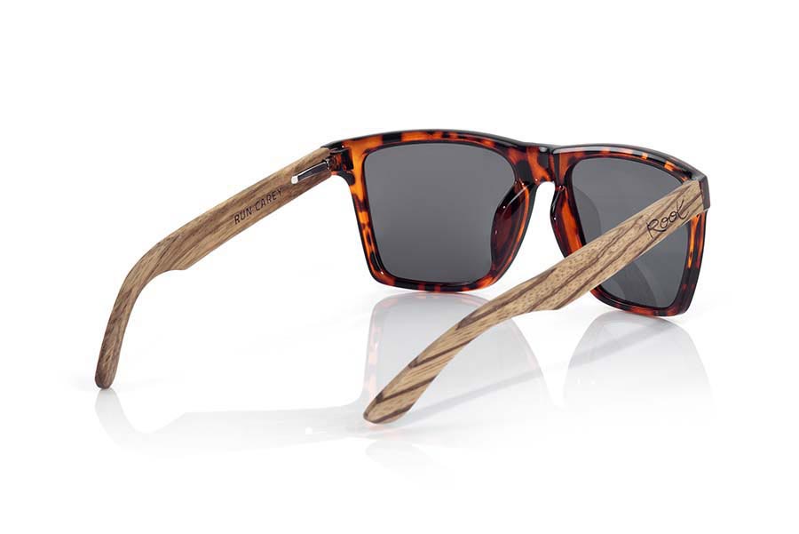 Wood eyewear of Zebrano RUN CAREY. RUN TORTOISESHELL sunglasses are made with the front plastic transparent CAREY and sideburns in ZEBRANO wood, it is a very male angled square model with a look at the famous okley combined with four colors of lenses that will adapt perfectly to your taste and to your modern style. Front size: 144X51mm for Wholesale & Retail | Root Sunglasses® 