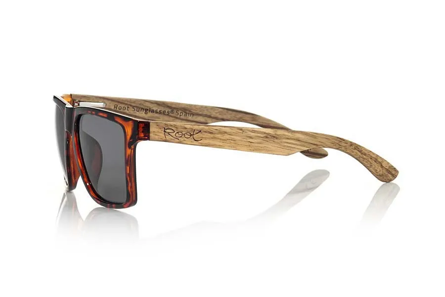 Gafas de Madera Natural de Zebrano RUN CAREY. Las gafas de sol RUN CAREY están realizadas con el frontal de material sintético CAREY transparente y las varillas en madera de ZEBRANO, se trata de un modelo cuadrado anguloso muy masculino con un aire a las famosas okley combinadas con cuatro colores de lentes que se adaptarán a la perfección a tu gusto y a tu estilo moderno. Medida frontal: 144X51mm Venta al Por Mayor y Detalle | Root Sunglasses® 