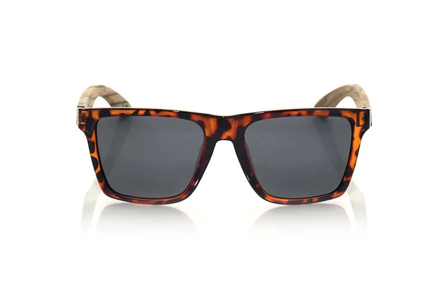 Gafas de Madera Natural de Zebrano RUN CAREY. Las gafas de sol RUN CAREY están realizadas con el frontal de material sintético CAREY transparente y las varillas en madera de ZEBRANO, se trata de un modelo cuadrado anguloso muy masculino con un aire a las famosas okley combinadas con cuatro colores de lentes que se adaptarán a la perfección a tu gusto y a tu estilo moderno. Medida frontal: 144X51mm Venta al Por Mayor y Detalle | Root Sunglasses® 