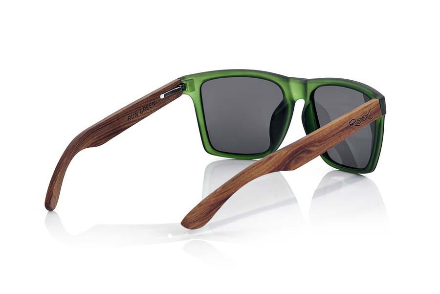 Wood eyewear of Rosewood RUN GREEN. RUN GREEN sunglasses are made with the front of transparent matte green synthetic material and sideburns in ROSEWOOD, it is a very male angled square model with a look at the famous okley combined with four colors of lenses that will adapt perfectly to your taste and to your modern style. Front size: 144X51mm for Wholesale & Retail | Root Sunglasses® 