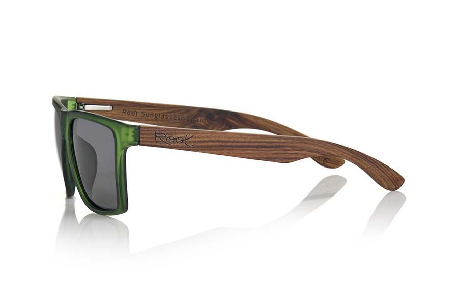 Wood eyewear of Rosewood RUN GREEN. RUN GREEN sunglasses are made with the front of transparent matte green synthetic material and sideburns in ROSEWOOD, it is a very male angled square model with a look at the famous okley combined with four colors of lenses that will adapt perfectly to your taste and to your modern style. Front size: 144X51mm for Wholesale & Retail | Root Sunglasses® 