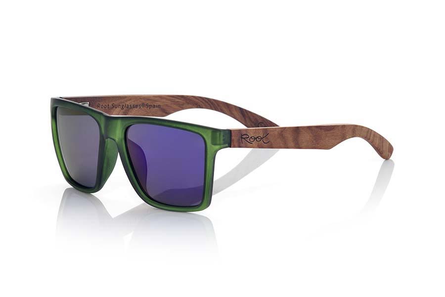 Wood eyewear of Rosewood RUN GREEN. RUN GREEN sunglasses are made with the front of transparent matte green synthetic material and sideburns in ROSEWOOD, it is a very male angled square model with a look at the famous okley combined with four colors of lenses that will adapt perfectly to your taste and to your modern style. Front size: 144X51mm for Wholesale & Retail | Root Sunglasses® 