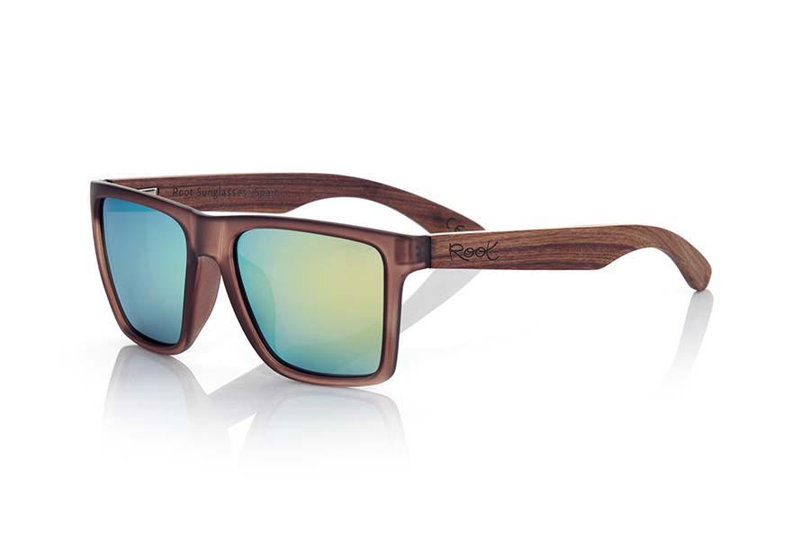 Wood eyewear of Rosewood RUN BROWN. RUN BRIOWN sunglasses are made with the front of transparent matte Brown synthetic material and sideburns in ROSEWOOD, it is a very male angled square model with a look at the famous okley combined with four colors of lenses that will adapt perfectly to your taste and to your modern style. Front size: 144X51mm for Wholesale & Retail | Root Sunglasses® 