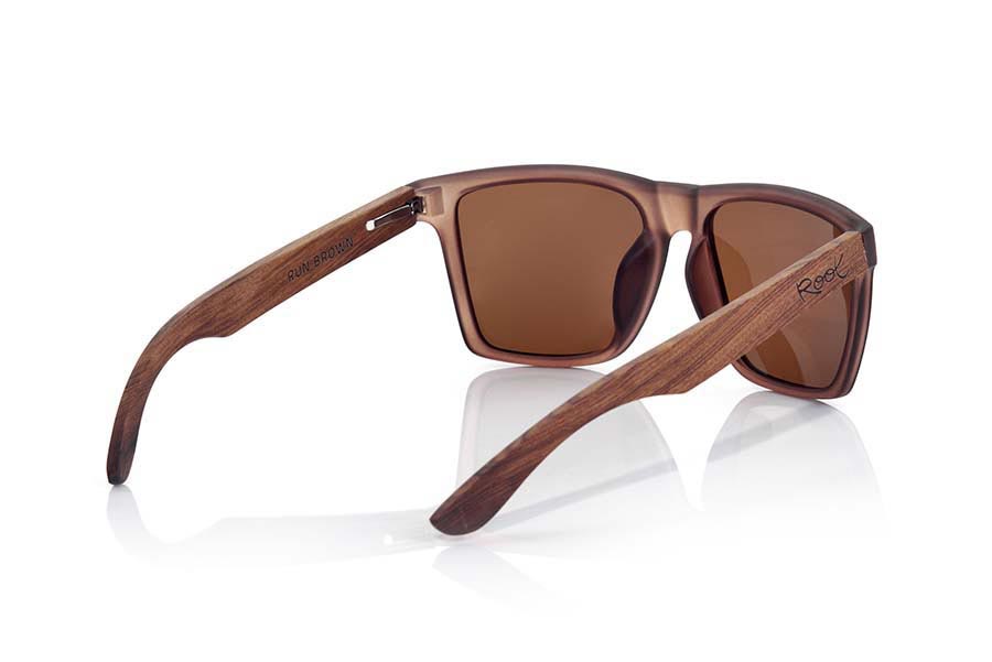 Wood eyewear of Rosewood RUN BROWN. RUN BRIOWN sunglasses are made with the front of transparent matte Brown synthetic material and sideburns in ROSEWOOD, it is a very male angled square model with a look at the famous okley combined with four colors of lenses that will adapt perfectly to your taste and to your modern style. Front size: 144X51mm for Wholesale & Retail | Root Sunglasses® 