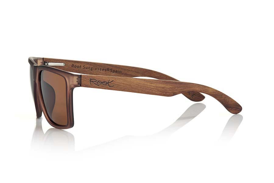 Wood eyewear of Rosewood RUN BROWN. RUN BRIOWN sunglasses are made with the front of transparent matte Brown synthetic material and sideburns in ROSEWOOD, it is a very male angled square model with a look at the famous okley combined with four colors of lenses that will adapt perfectly to your taste and to your modern style. Front size: 144X51mm for Wholesale & Retail | Root Sunglasses® 