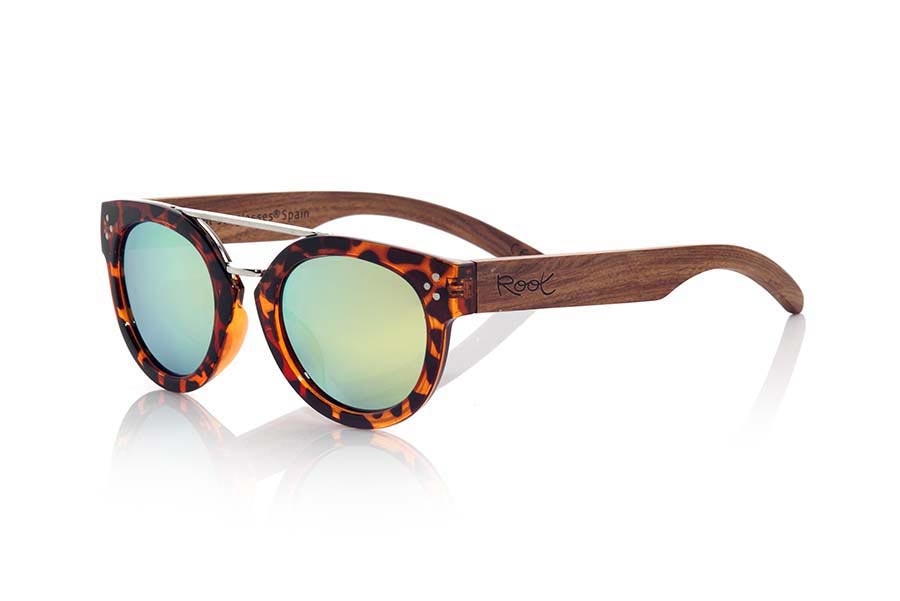 Wood eyewear of Rosewood ISLAND CAREY. CAREY ISLAND sunglasses are made with the plastic front style carey and sideburns in natural rosewood, of front thickness, attached by a metallic bridge metallic trim in eyebrow combined with four colors of lenses that will adapt perfectly to your taste and to your modern style. Front size: 137X50mm for Wholesale & Retail | Root Sunglasses® 