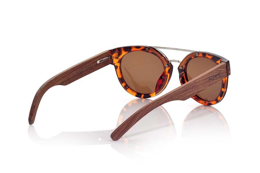 Wood eyewear of Rosewood ISLAND CAREY. CAREY ISLAND sunglasses are made with the plastic front style carey and sideburns in natural rosewood, of front thickness, attached by a metallic bridge metallic trim in eyebrow combined with four colors of lenses that will adapt perfectly to your taste and to your modern style. Front size: 137X50mm for Wholesale & Retail | Root Sunglasses® 