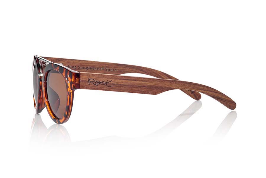 Wood eyewear of Rosewood ISLAND CAREY. CAREY ISLAND sunglasses are made with the plastic front style carey and sideburns in natural rosewood, of front thickness, attached by a metallic bridge metallic trim in eyebrow combined with four colors of lenses that will adapt perfectly to your taste and to your modern style. Front size: 137X50mm for Wholesale & Retail | Root Sunglasses® 