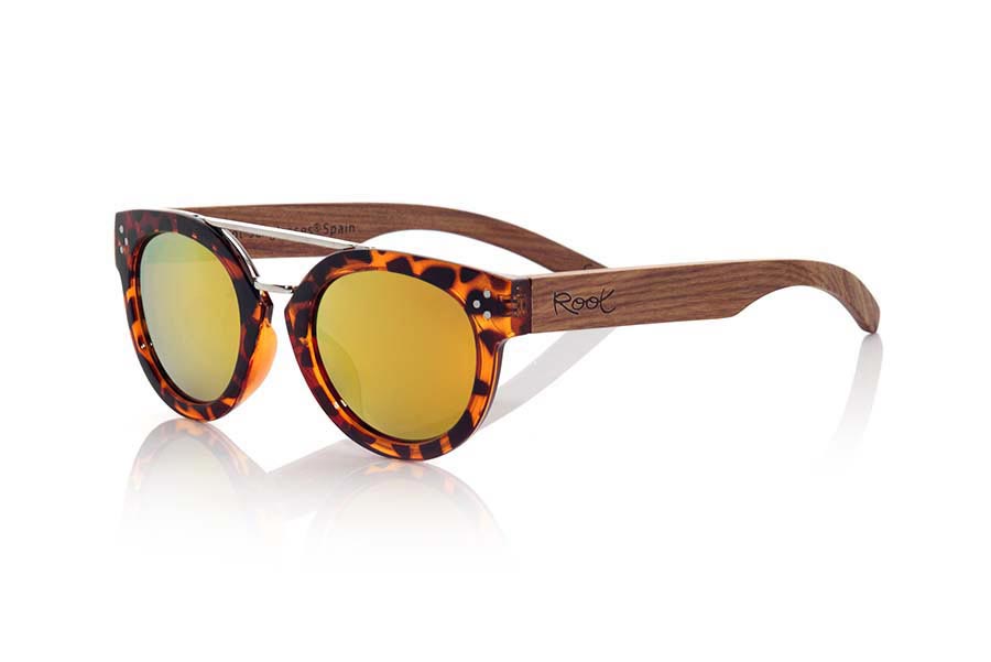 Wood eyewear of Rosewood ISLAND CAREY. CAREY ISLAND sunglasses are made with the plastic front style carey and sideburns in natural rosewood, of front thickness, attached by a metallic bridge metallic trim in eyebrow combined with four colors of lenses that will adapt perfectly to your taste and to your modern style. Front size: 137X50mm for Wholesale & Retail | Root Sunglasses® 