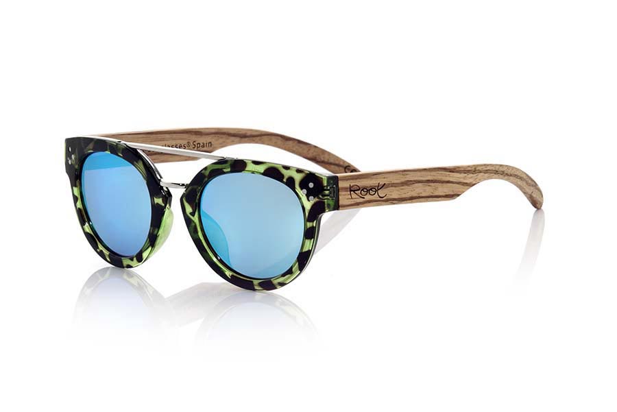 Gafas de Madera Natural de  ISLAND CYAN. Las gafas de sol ISLAND CYAN están realizadas con el frontal de material sintético estilo carey verde y las varillas en madera de zebra natural, de  frontal grueso, unido por un puente metálico adorno metálico en la ceja  combinadas con cuatro colores de lentes que se adaptarán a la perfección a tu gusto y a tu estilo moderno. Medida frontal: 137X50mm Venta al Por Mayor y Detalle | Root Sunglasses® 