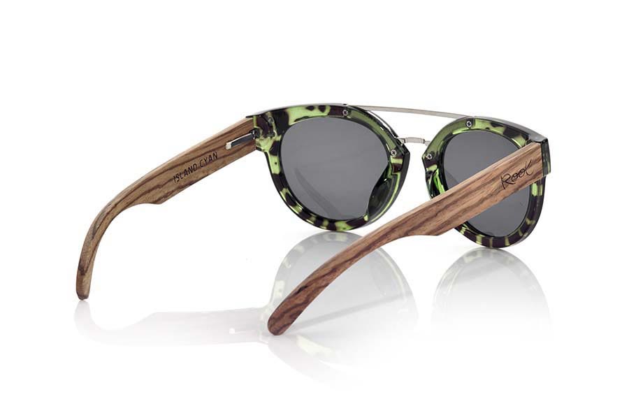 Gafas de Madera Natural de  ISLAND CYAN. Las gafas de sol ISLAND CYAN están realizadas con el frontal de material sintético estilo carey verde y las varillas en madera de zebra natural, de  frontal grueso, unido por un puente metálico adorno metálico en la ceja  combinadas con cuatro colores de lentes que se adaptarán a la perfección a tu gusto y a tu estilo moderno. Medida frontal: 137X50mm Venta al Por Mayor y Detalle | Root Sunglasses® 