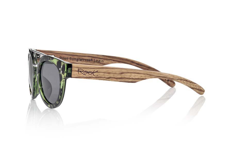 Gafas de Madera Natural de  ISLAND CYAN. Las gafas de sol ISLAND CYAN están realizadas con el frontal de material sintético estilo carey verde y las varillas en madera de zebra natural, de  frontal grueso, unido por un puente metálico adorno metálico en la ceja  combinadas con cuatro colores de lentes que se adaptarán a la perfección a tu gusto y a tu estilo moderno. Medida frontal: 137X50mm Venta al Por Mayor y Detalle | Root Sunglasses® 