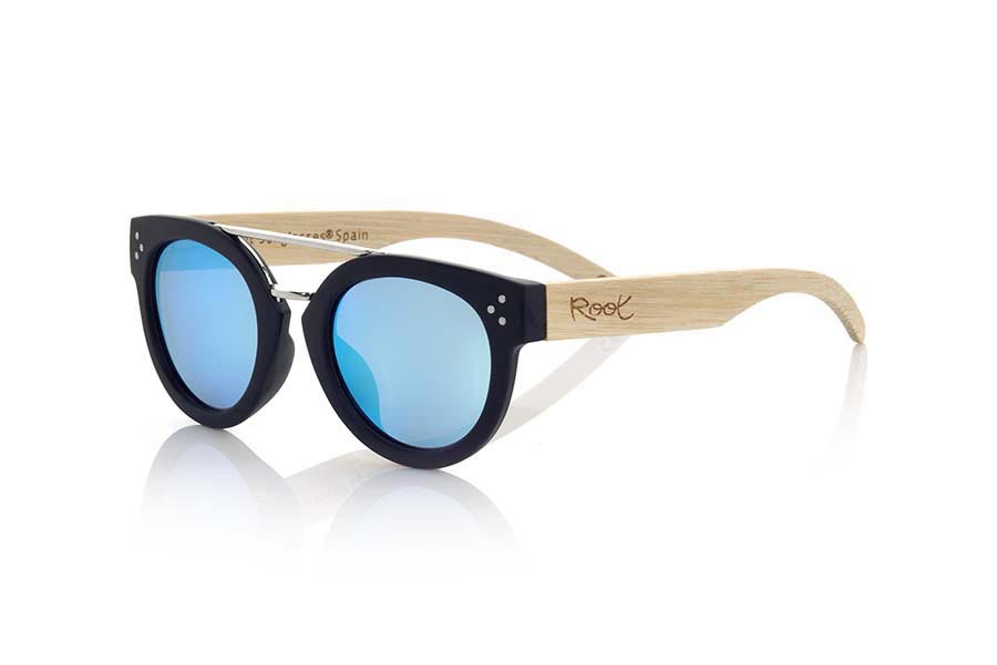 Gafas de Madera Natural de Zebrano ISLAND BLACK. Las gafas de sol ISLAND BLACK están realizadas con el frontal de material sintético negro y las varillas en madera de bambú natural, de  frontal grueso, unido por un puente metálico adorno metálico en la ceja  combinadas con cuatro colores de lentes que se adaptarán a la perfección a tu gusto y a tu estilo moderno. Medida frontal: 137X50mm Venta al Por Mayor y Detalle | Root Sunglasses® 