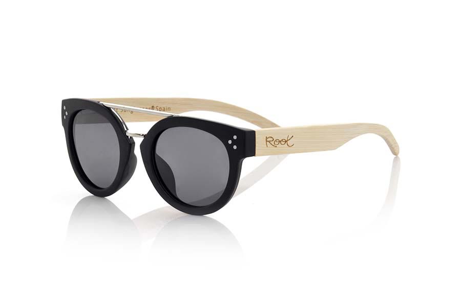 Gafas de Madera Natural de Zebrano ISLAND BLACK. Las gafas de sol ISLAND BLACK están realizadas con el frontal de material sintético negro y las varillas en madera de bambú natural, de  frontal grueso, unido por un puente metálico adorno metálico en la ceja  combinadas con cuatro colores de lentes que se adaptarán a la perfección a tu gusto y a tu estilo moderno. Medida frontal: 137X50mm Venta al Por Mayor y Detalle | Root Sunglasses® 