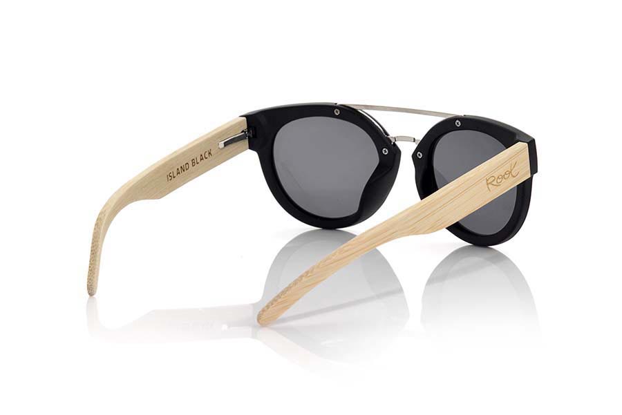 Gafas de Madera Natural de Zebrano ISLAND BLACK. Las gafas de sol ISLAND BLACK están realizadas con el frontal de material sintético negro y las varillas en madera de bambú natural, de  frontal grueso, unido por un puente metálico adorno metálico en la ceja  combinadas con cuatro colores de lentes que se adaptarán a la perfección a tu gusto y a tu estilo moderno. Medida frontal: 137X50mm Venta al Por Mayor y Detalle | Root Sunglasses® 