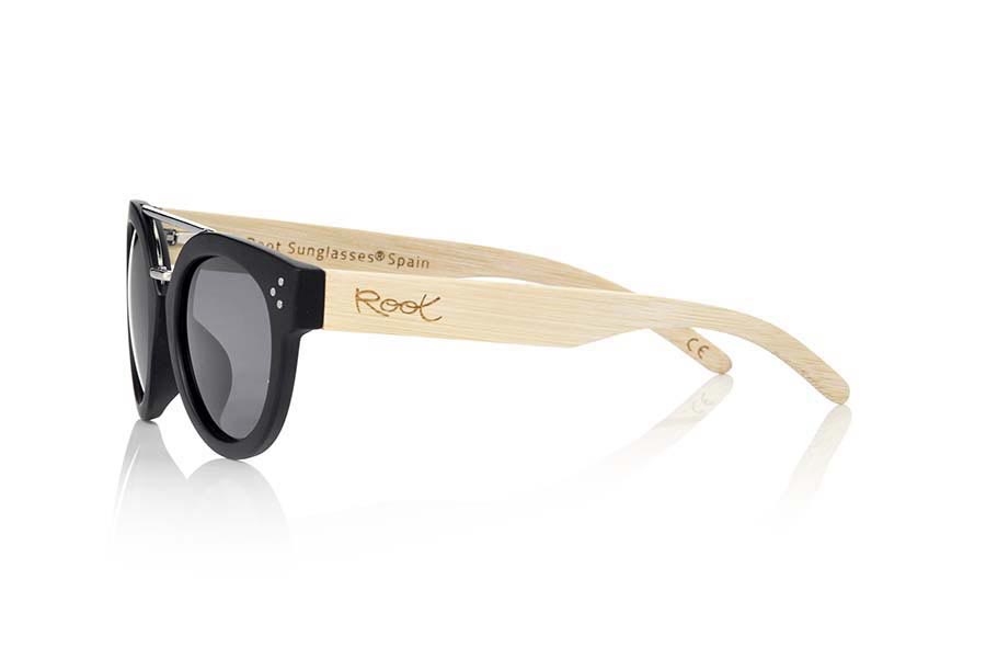 Wood eyewear of Zebrano ISLAND BLACK. ISLAND BLACK sunglasses are made of black synthetic material front and sideburns in wood natural bamboo, front, attached by a metallic bridge metallic trim in eyebrow combined with four colors of lenses that will adapt perfectly to your taste and to your modern style. Front size: 137X50mm for Wholesale & Retail | Root Sunglasses® 