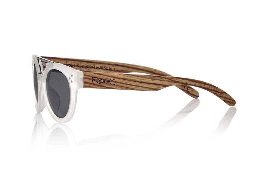 Gafas de Madera Natural de Zebrano ISLAND TR. Las gafas de sol ISLAND TR están realizadas con el frontal de material sintético estilo carey y las varillas en madera de palisandro natural, de  frontal grueso, unido por un puente metálico adorno metálico en la ceja  combinadas con cuatro colores de lentes que se adaptarán a la perfección a tu gusto y a tu estilo moderno. Medida frontal: 137X50mm Venta al Por Mayor y Detalle | Root Sunglasses® 