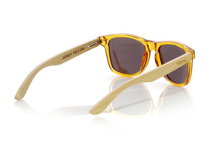 Gafas de Madera Natural de Bambú CANDY YELLOW. Las gafas de sol Candy Yellow están fabricadas con el frontal en material sintético Amarillo oscuro transparente y las varillas de madera de bambú natural combinadas con cuatro colores de lentes que te permitirán adaptarlas a tu estilo. Medida frontal: 148x50mm Venta al Por Mayor y Detalle | Root Sunglasses® 