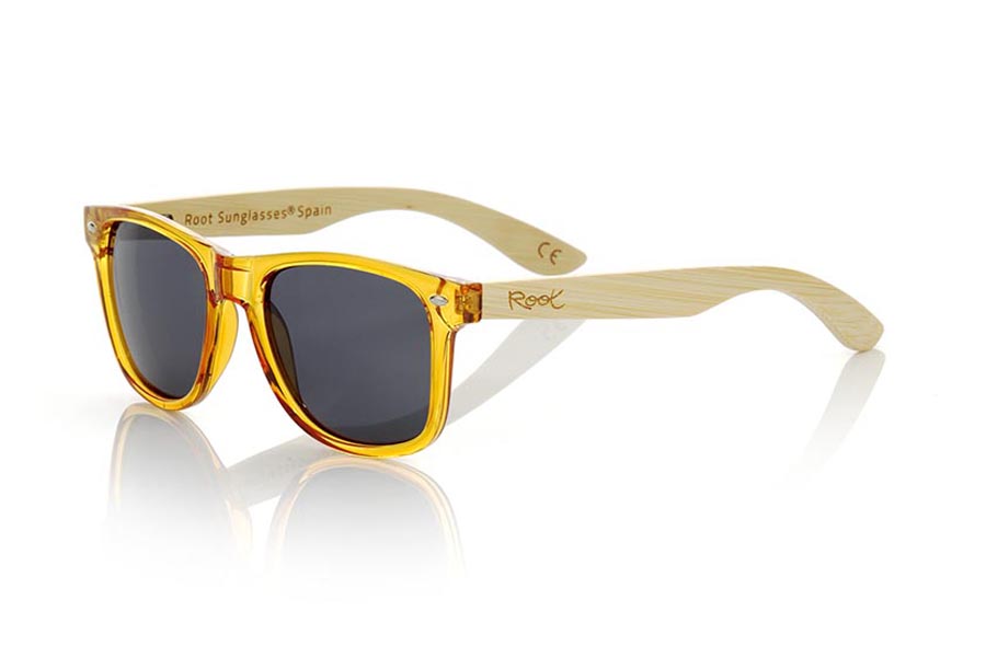 Gafas de Madera Natural de Bambú CANDY YELLOW. Las gafas de sol Candy Yellow están fabricadas con el frontal en material sintético Amarillo oscuro transparente y las varillas de madera de bambú natural combinadas con cuatro colores de lentes que te permitirán adaptarlas a tu estilo. Medida frontal: 148x50mm Venta al Por Mayor y Detalle | Root Sunglasses® 