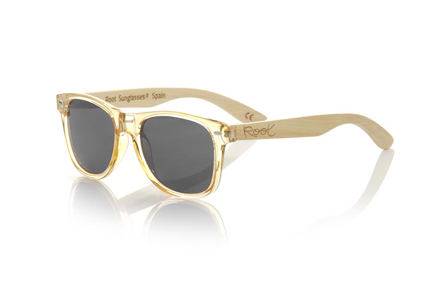 Gafas de Madera Natural de Bambú CANDY YELLOW. Las gafas de sol Candy Yellow están fabricadas con el frontal en material sintético Amarillo oscuro transparente y las patillas de madera de bambú natural combinadas con cuatro colores de lentes que te permitirán adaptarlas a tu estilo. Medida frontal: 148x50mm Venta al Por Mayor y Detalle | Root Sunglasses® 