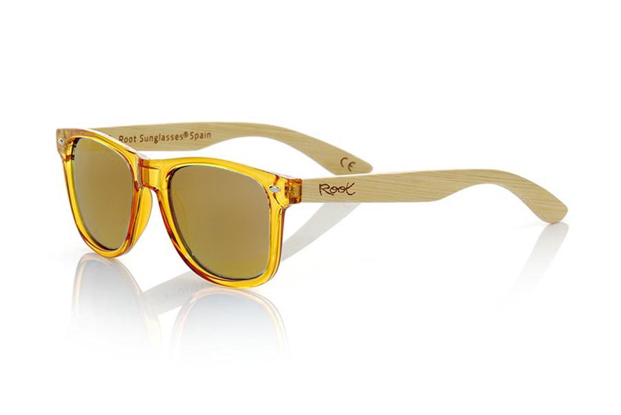 Gafas de Madera Natural de Bambú CANDY YELLOW. Las gafas de sol Candy Yellow están fabricadas con el frontal en material sintético Amarillo oscuro transparente y las varillas de madera de bambú natural combinadas con cuatro colores de lentes que te permitirán adaptarlas a tu estilo. Medida frontal: 148x50mm Venta al Por Mayor y Detalle | Root Sunglasses® 