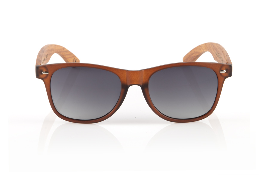 Wood eyewear of Walnut SUN BROWN EP. The SUN BROWN EP sunglasses combine a classic design with a modern finish, featuring a matte brown frame. Complemented by walnut wood temples, these glasses not only stand out for their style, but also for their commitment to quality and sustainable materials. With measurements of 150x47 and a caliber of 52, they offer a comfortable fit and ample visual protection, perfect for any outdoor adventure or as a daily accessory. The SUN BROWN EP are the ideal choice for those looking to merge classicism and modernity in their personal style. for Wholesale & Retail | Root Sunglasses® 