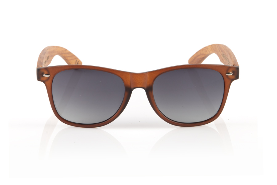 Gafas de Madera Natural de Walnut SUN BROWN EP. Las gafas de sol SUN BROWN EP combinan un diseño clásico con un acabado actual, presentando una montura marrón mate. Complementadas con patillas de madera de walnut, estas gafas no solo destacan por su estilo, sino también por su compromiso con materiales de calidad y sostenibles. Con unas medidas de 150x47 y un calibre de 52, ofrecen un ajuste cómodo y amplia protección visual, perfectas para cualquier aventura al aire libre o como complemento diario. Las SUN BROWN EP son la elección ideal para aquellos que buscan fusionar clasicismo y modernidad en su estilo personal. Venta al Por Mayor y Detalle | Root Sunglasses® 