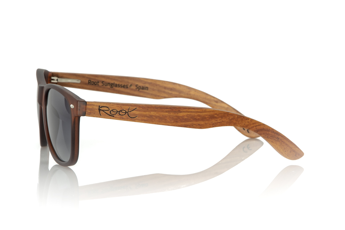 Wood eyewear of Walnut SUN BROWN EP. The SUN BROWN EP sunglasses combine a classic design with a modern finish, featuring a matte brown frame. Complemented by walnut wood temples, these glasses not only stand out for their style, but also for their commitment to quality and sustainable materials. With measurements of 150x47 and a caliber of 52, they offer a comfortable fit and ample visual protection, perfect for any outdoor adventure or as a daily accessory. The SUN BROWN EP are the ideal choice for those looking to merge classicism and modernity in their personal style. for Wholesale & Retail | Root Sunglasses® 