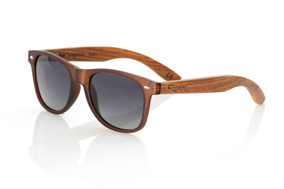 Wood eyewear of Walnut SUN BROWN EP. The SUN BROWN EP sunglasses combine a classic design with a modern finish, featuring a matte brown frame. Complemented by walnut wood temples, these glasses not only stand out for their style, but also for their commitment to quality and sustainable materials. With measurements of 150x47 and a caliber of 52, they offer a comfortable fit and ample visual protection, perfect for any outdoor adventure or as a daily accessory. The SUN BROWN EP are the ideal choice for those looking to merge classicism and modernity in their personal style. for Wholesale & Retail | Root Sunglasses® 