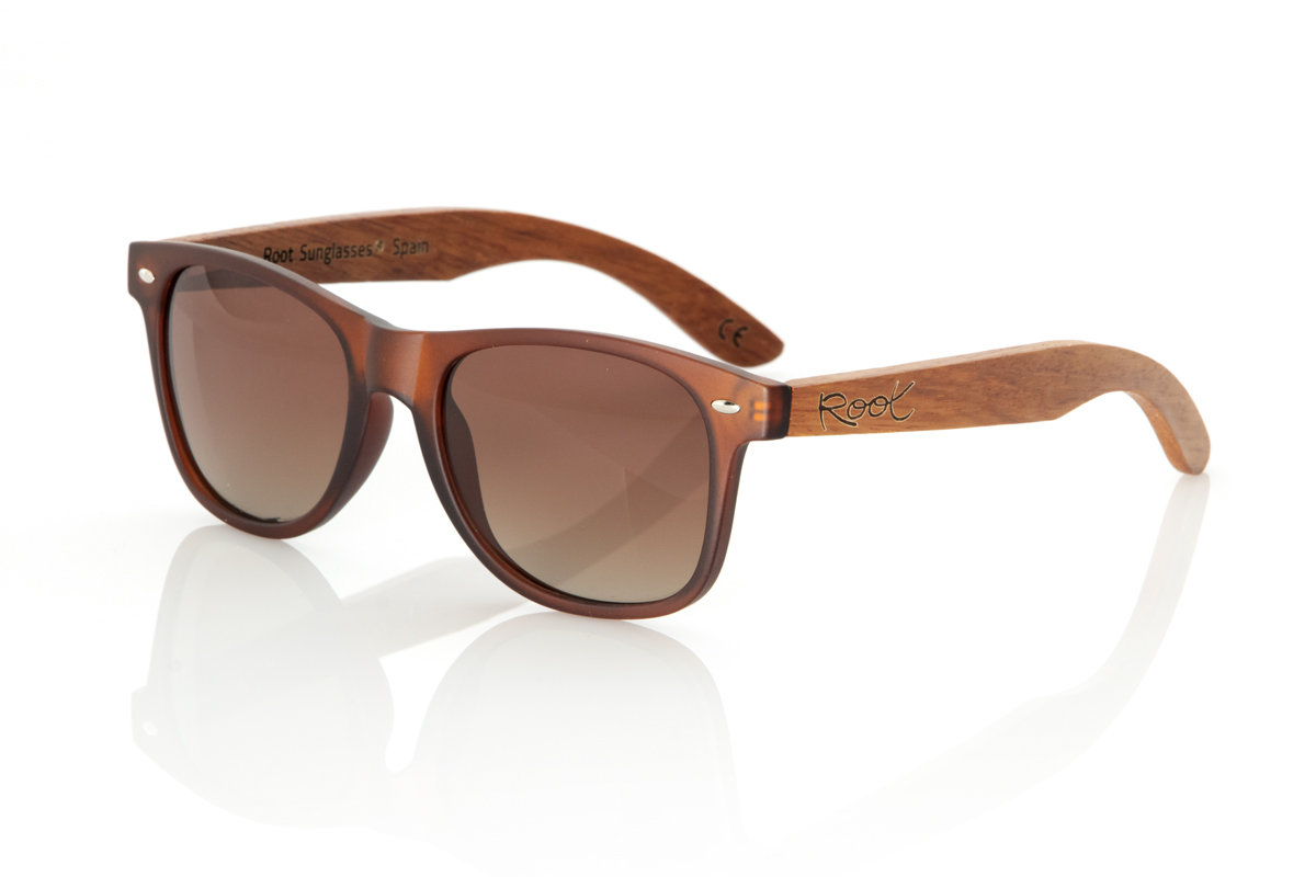 Wood eyewear of Walnut SUN BROWN EP. The SUN BROWN EP sunglasses combine a classic design with a modern finish, featuring a matte brown frame. Complemented by walnut wood temples, these glasses not only stand out for their style, but also for their commitment to quality and sustainable materials. With measurements of 150x47 and a caliber of 52, they offer a comfortable fit and ample visual protection, perfect for any outdoor adventure or as a daily accessory. The SUN BROWN EP are the ideal choice for those looking to merge classicism and modernity in their personal style. for Wholesale & Retail | Root Sunglasses® 